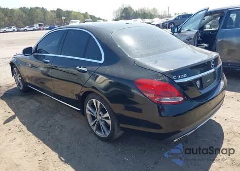 2016 Mercedes-Benz C 300 Luxury/Sport z USA, uszkodzony, nr VIN 55SWF4JB2GU157152